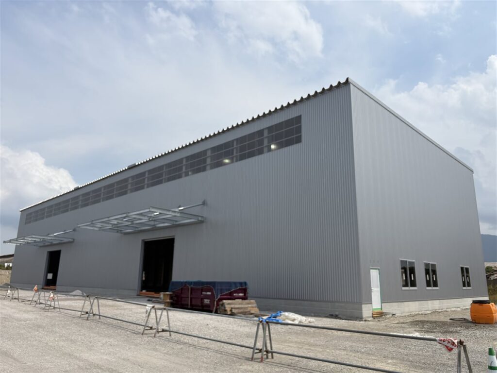 外装工事が進む鉄骨造工場の外観